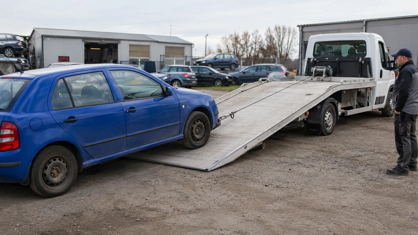 Příprava vozidla Škoda Fabia k naložení na odtahovou plošinu