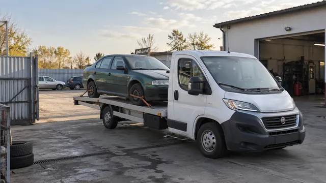 Bílý odtahový vůz s upevněným vozidlem Škoda na hliníkové plošině