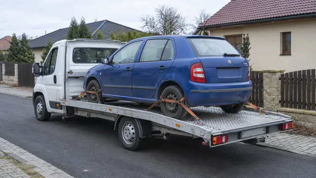 Bílý odtahový vůz s upevněným vozidlem Škoda na hliníkové plošině