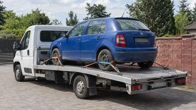 Bílý odtahový vůz s upevněným vozidlem Škoda na hliníkové plošině
