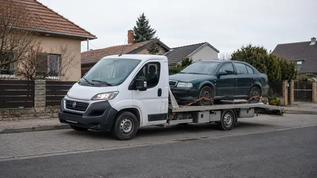 Bílý odtahový vůz s upevněným vozidlem Škoda na hliníkové plošině